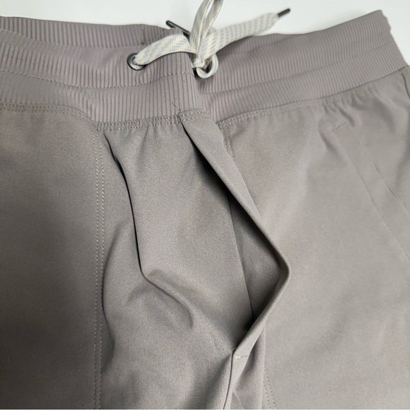 Vuori Men's Tan Flat Front meta easy Shorts size L NWOT - Picture 9 of 11